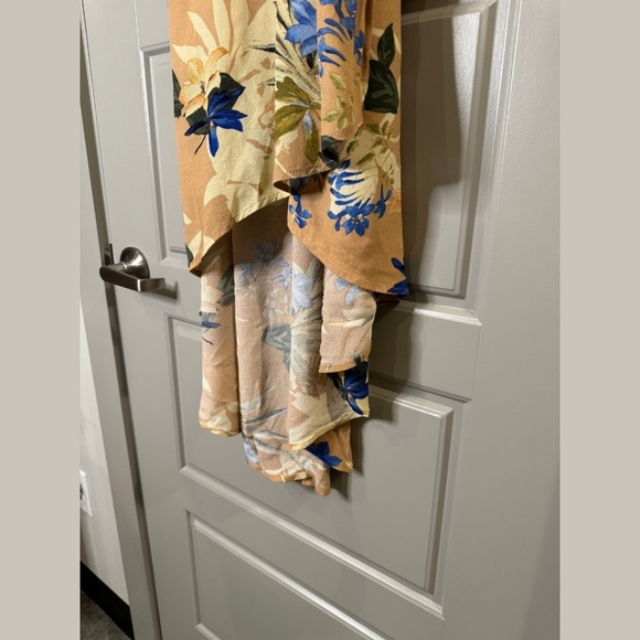 ASTR THE LABEL | Sleeveless floral midi wrap dress - Picture 5 of 10